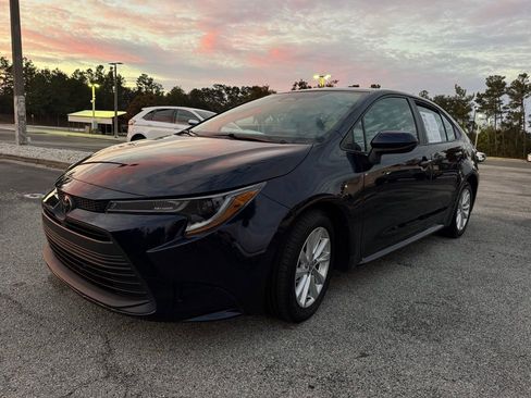 Used 2023 Toyota Corolla LE image 3
