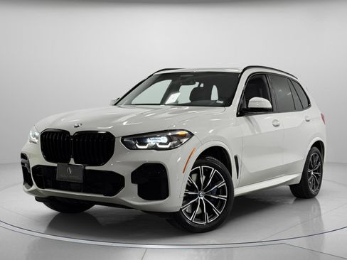 Used 2022 BMW X5 M50i image 2