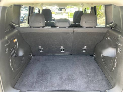 Used 2021 Jeep Renegade Latitude FWD image 14