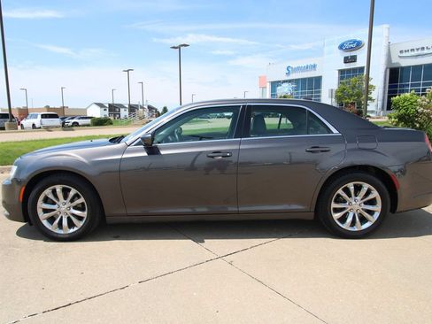 Used 2017 Chrysler 300 Limited w/ Value Package AWD/4WD image 17