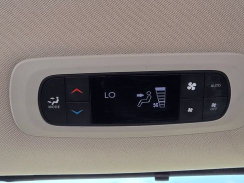 Used 2023 Chrysler Pacifica Touring-L FWD image 12