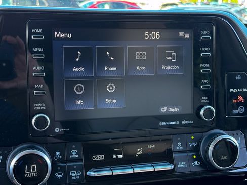 Used 2022 Toyota Highlander XLE AWD/4WD image 31