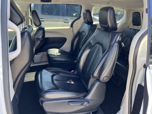 Used 2022 Chrysler Pacifica Touring-L FWD image 25
