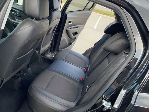 Used 2021 Chevrolet Trax LT w/ LT Convenience Package FWD image 10