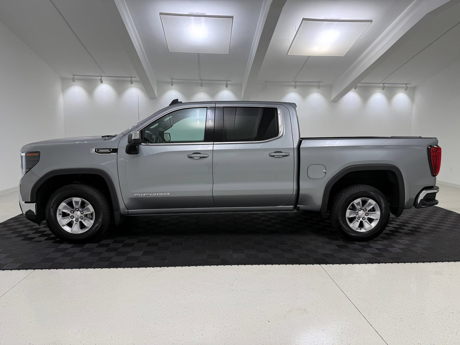 Used 2026 GMC Sierra 1500 SLE w/ Preferred Package RWD image 4