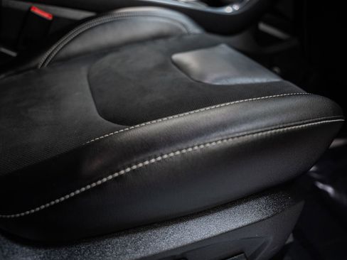 Used 2023 Ford Edge ST image 39