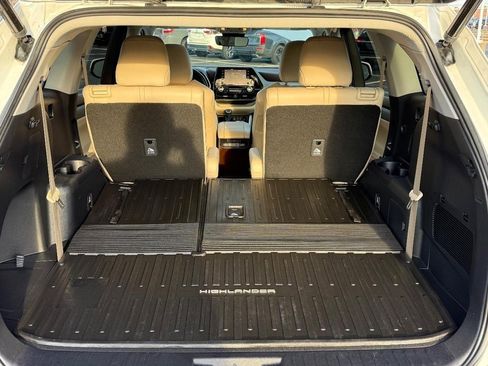 Used 2022 Toyota Highlander XLE image 12