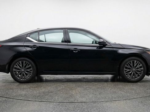Used 2025 Nissan Altima 2.5 SV FWD image 11