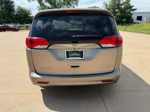 Used 2017 Chrysler Pacifica Touring w/ Tire & Wheel Group FWD image 4