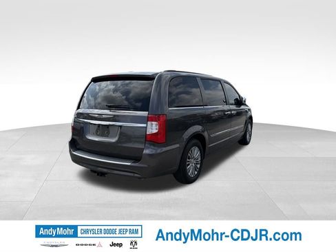 Used 2016 Chrysler Town & Country Touring-L w/ Driver Convenience Group FWD image 7