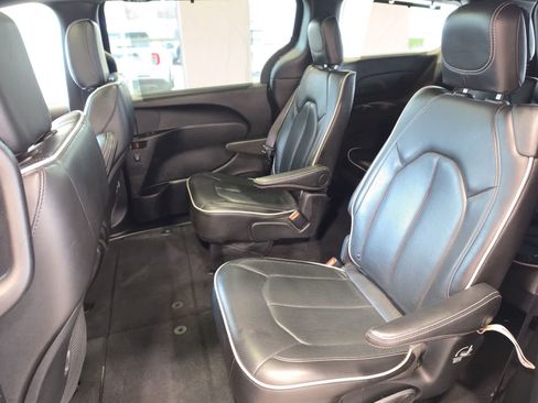 Used 2025 Chrysler Pacifica Limited FWD image 34