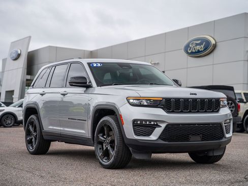 Used 2023 Jeep Grand Cherokee Limited w/ Black Appearance Package AWD/4WD image 1