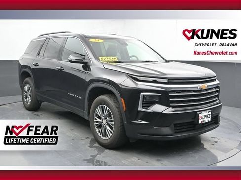 Used 2024 Chevrolet Traverse LT FWD image 1