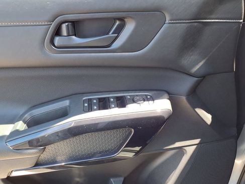 Used 2025 Nissan Pathfinder SV AWD/4WD image 21