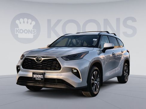 Used 2022 Toyota Highlander XLE image 1