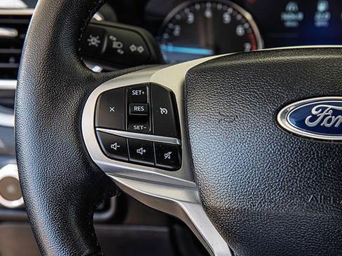 Used 2023 Ford Explorer XLT w/ Equipment Group 202A image 9