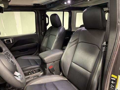 Used 2025 Jeep Wrangler Unlimited Sahara AWD/4WD image 28