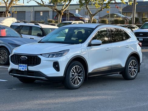 Used 2024 Ford Escape SE image 2