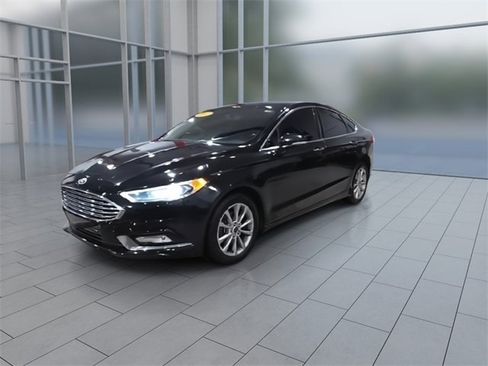 Used 2017 Ford Fusion SE w/ Fusion SE Technology Package image 4