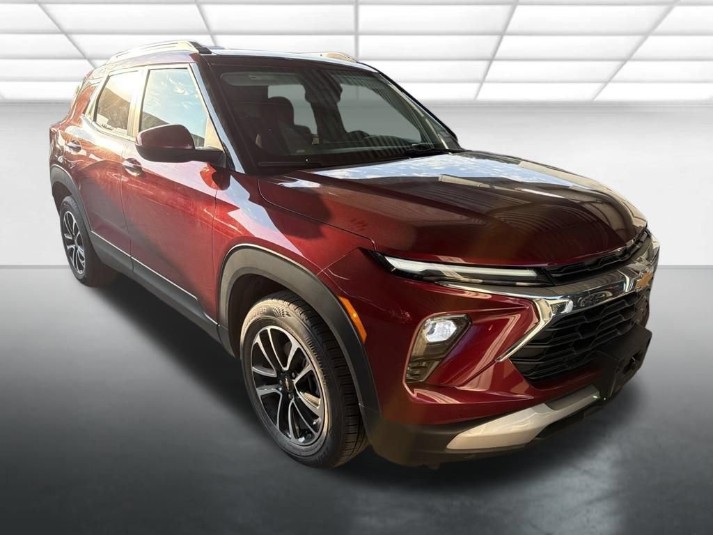 Used 2025 Chevrolet TrailBlazer LT FWD image 1