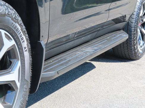 Used 2025 GMC Yukon AT4 AWD/4WD image 17