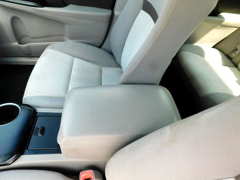 Used 2014 Toyota Camry LE image 12