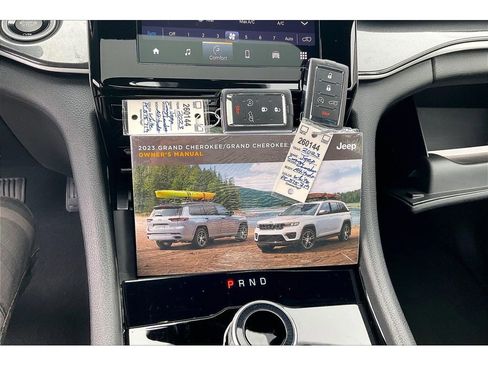 Used 2023 Jeep Grand Cherokee Altitude AWD/4WD image 11