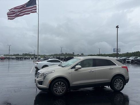 Used 2017 Cadillac XT5 Luxury w/ Driver Awareness Package FWD image 2