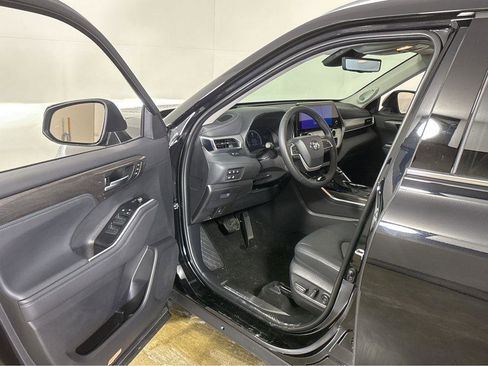 Used 2025 Toyota Highlander Platinum image 2