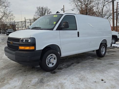 Used 2025 Chevrolet Express 2500 w/ Driver Convenience Package image 3