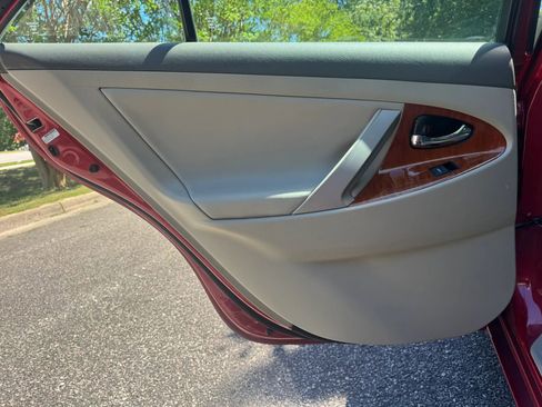 Used 2011 Toyota Camry XLE w/ SE/XLE Extra-Value Pkg FWD image 8
