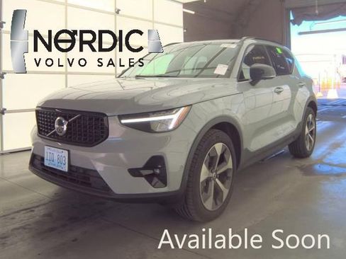 Used 2025 Volvo XC40 B5 Plus image 1