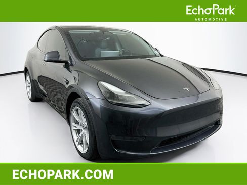 Used 2024 Tesla Model Y Long Range AWD/4WD image 1