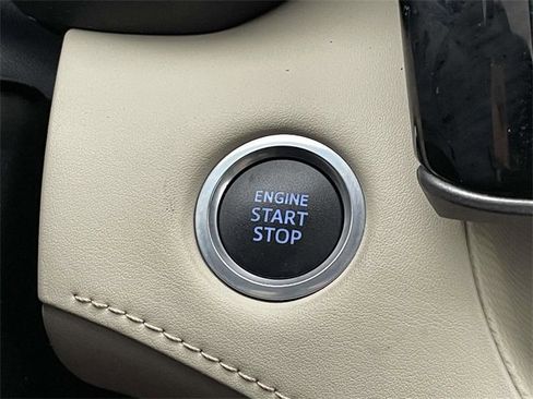 Used 2020 Toyota Highlander XLE image 29