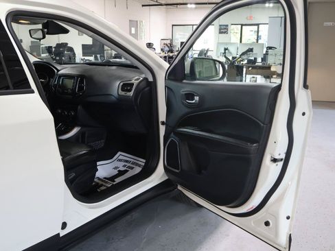 Used 2018 Jeep Compass Latitude FWD image 26