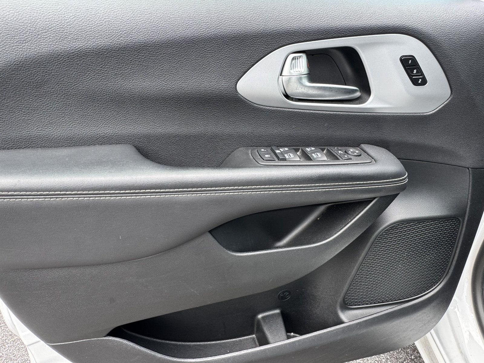 Used 2025 Chrysler Pacifica Limited FWD image 12