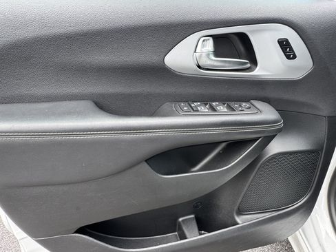Used 2025 Chrysler Pacifica Limited FWD image 12