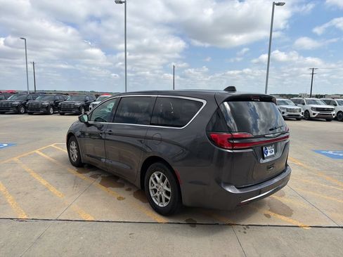 Used 2023 Chrysler Pacifica Touring-L FWD image 5
