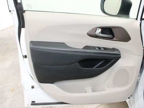 Used 2023 Chrysler Voyager LX image 16