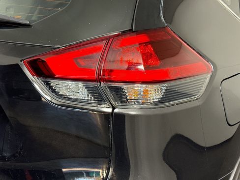 Used 2018 Nissan Rogue S image 33