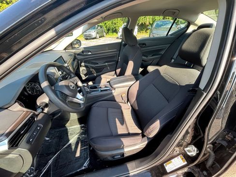Used 2025 Nissan Altima 2.5 SV FWD image 36