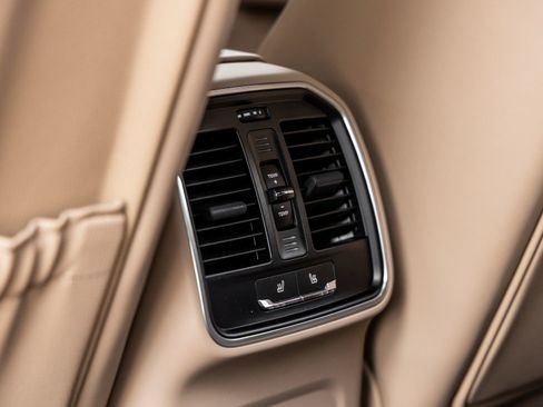 Certified 2025 Porsche Macan AWD/4WD image 33