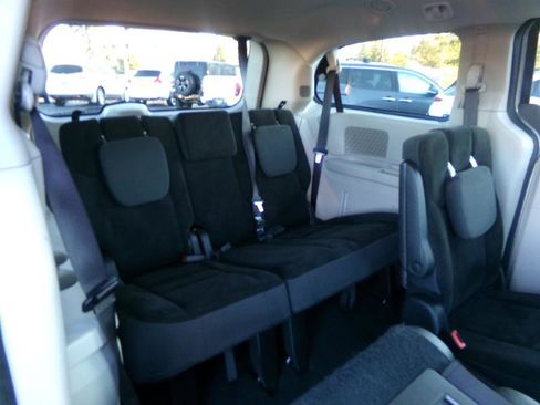 Used 2019 Dodge Grand Caravan SE w/ UConnect Hands-Free Group image 30