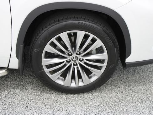 Used 2024 Toyota Highlander Platinum FWD image 5