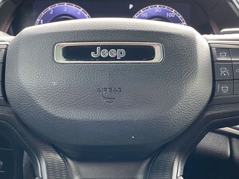 Used 2023 Jeep Grand Cherokee L Laredo image 17