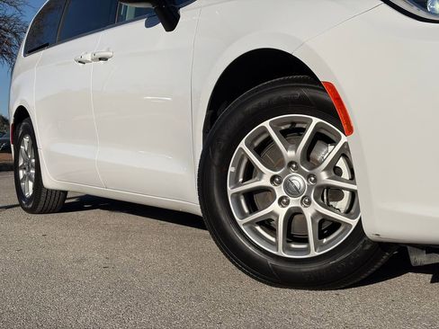 Used 2024 Chrysler Pacifica Touring-L image 2