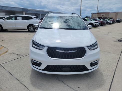 Used 2026 Chrysler Pacifica Pinnacle image 8
