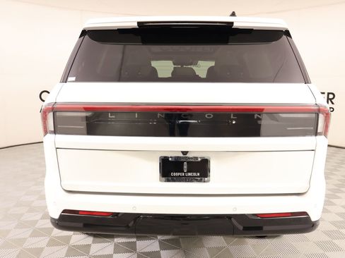 New 2026 Lincoln Navigator Reserve AWD/4WD image 24