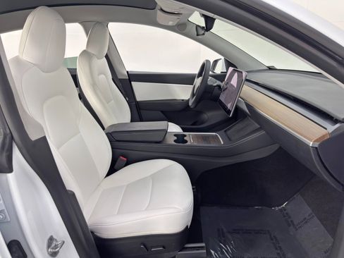 Used 2022 Tesla Model Y Long Range image 16