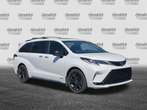 Used 2021 Toyota Sienna XSE image 2